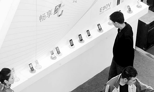 '></center><br />
　　<b>“緊急呼叫”竟是擺設？</b><br />
　　近期，有網友發帖稱，手機緊急呼叫撥通只有語音提示，沒有人工服務，起不到任何應急救援的作用。<br />
　　市民劉先生也表示，下班回家突然發現自家地下室被撬，屋內一片狼藉，劉先生當即掏出手機報警，但由于地下室內手機信號微弱，“110”始終撥不出去。劉先生說，他購買這款手機后，曾仔細瀏覽過手機說明書。上面寫著，在無信號或無SIM卡的緊急情況下，可撥打緊急求助電話號碼。于是，撥打了“110”。誰知手機進入了接通狀態，卻傳來一段中英雙語提示：“你好，匪警請撥