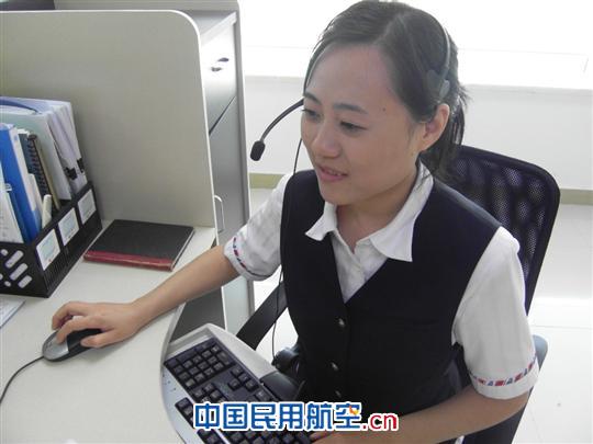 '></center><br />
　　去年7月，馬莉莉單月接聽最創下上海呼叫中心有史以來的新高，電話量6631個，接聽時長164個小時。即使按她天天上班的時間來計算，每天通話時長也為5個半小時。在去年12月和今年1月的春運高峰期，她單月電話接聽量也超過了6000個，1月接聽時長為172小時，銷售量近60萬，又再一次創下接聽時長和銷售冠軍的記錄。適時春運旺季，電話量明顯增多，有時還會遇到由天氣情況引發的航班不正常情況。今年春運天降大雪的那天，航班大面積延誤，馬莉莉甚至帶病上崗，放棄自己休息時間，自愿加班，讓英語坐席一直保持電話通暢，讓外國旅客能順利出行，更好地樹立了南航服務品牌，為春運安全生產提供保障。她這種任勞任怨、盡心盡責，這種犧牲小我奉獻大我的精神，感染著身邊許多同志，她以實際行動發揮了一名優秀黨員的先進表率。<p align=