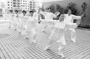 圖為退休老干部自發(fā)組織進行傳統(tǒng)的太極拳表演
