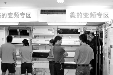'></center><br />
<br />
　　記者日前從西安國美獲悉，國美集團率先在行業推出三大服務舉措：組建空調專業顧問團提供“一站式”服務；啟動“空調客戶關懷服務計劃”提供增值服務；推出“短信通”服務，為用戶提供個性化服務。據悉，國美這三項服務舉措將惠及百萬空調用戶。保證空調消費者享受到愉悅的消費體驗和服務，國美呼叫中心提前啟動旺季應對機制。據國美呼叫中心相關負責人表示，國美擁有精確到戶的客戶服務信息系統和完善的空調服務體系，其強大的自動識別系統，能快速鎖定消費者完整資料，并率先實現了3秒快速響應顧客需求，以全面、周到和親情的服務廣受消費者好評。同時，近期國美專門組建了空調顧問團，而顧問團由國美呼叫中心星級顧問及資深顧問組成，他們非常了解相關空調知識，包括空調匹數與適用面積能效、功能、假性故障排除方法、清洗保養常識等專業知識，可為顧客提供從選購到送貨、安裝、使用、維修的全程服務。國美的客戶關懷工程將重點借助服務熱線向百萬空調新老用戶就空調使用、操作技巧、保養和清潔等方面進行主動、免費的關懷服務，同時對使用年限較長的空調進行免費檢測，消除消費者的后患之憂。另外，國美推出了“短信通”服務，顧客來電或回訪通話結束后，家電顧問會根據消費者需要，將相關信息以短信的形式發送到消費者手機上，方便其保存、查詢。<br />
　　據陜西美的制冷產品銷售有限公司總經理盧衛生介紹，在能效標準升級和三大服務標準頒布的雙重推動下，服務大戰已成為家電廠商爭奪的重點，也代表著行業未來的發展方向。服務的完善基于企業的自信和強大的實力，許多專業大企業多年來始終堅持“自我完善、自我超越”，不斷提升服務標準，為消費者創造更多的使用價值。<br />
　　中央空調市場的快速普及，引發了行業競爭日趨激烈，眾多中外品牌紛紛涉足中央空調領域，國產三大中央空調品牌更是風頭強勁，服務全面升級。據記者獲悉，美的中央空調近日就率先在行業內推出了“空氣能三年包修服務”，在中央空調領域掀起一場服務升級運動，這也是繼美的中央空調推出免費清洗服務之后而又一重大服務舉措。<br />
　　<b>內涵延伸 占領制高點</b><br />
　　從“把價格做得更低一點”的價格大戰到“把網點鋪得更多一點”的渠道大戰，家電行業競爭如今進入了“把服務做得好一點”的服務大戰。據中國家電維修協會日前提供的數據顯示，接受調查的用戶中對家電整體服務水平表示“非常滿意”的不到25%，對“不滿意”的調查顯示，其中質量問題占34.48%，售后服務占56.53%，大部分都與維修相關。這就是對目前中國家電服務處境“尷尬”的一個最好注腳，這也是出臺空冰洗中央空調安裝、拆裝、拆洗標準的意義所在。<br />
　　西安空調業人士認為，家電服務是一場沒有終點的持久戰，如果把家電市場的爭奪比作一場戰役，服務是再銷售的開始，銷售僅僅是一個開端，配送、安裝、維修等服務才是真正的“主戰場”。特別是隨著產品同質化趨勢的加劇，服務組件成為各大空調企業競爭的焦點，直接關系到消費者和經銷商的口碑，關系到企業的生死存亡，空調龍頭廠商應為此構建完善的服務體系，從服務品質上不斷提升用戶體驗。<p align=
