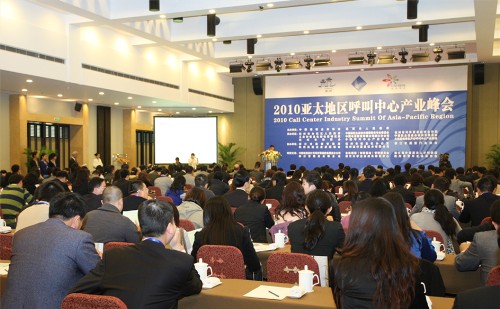 '></center><br />
　　<b>1.解決大量就業</b> <br />
　　呼叫中心產業基地具有人力資源密集的特性，可以吸納大量的高、中、低端學歷人員就業。調查顯示，每個呼叫中心坐席可帶動3-5個相關就業崗位。 <br />
　　<b>2.提供專業的呼叫中心外包服務平臺 </b><br />
　　專業機構預測，由于建立專業呼叫中心需要投入的資金巨大，中國大多數需要專業呼叫中心的企業將采用外包的方式來開展本公司的呼叫中心業務。當專業的外包式呼叫中心發展成為一種趨勢，呼叫中心基地應運而生。 <br />
　　總經理趙海燕說：服務民生，需要為百姓做實事。促進就業，保障民生是綠色聲谷，也是呼叫中心產業奉獻給杭州城市的最好禮物。 <br />
　　在世界500強中，90%的企業利用外包呼叫中心。中國的呼叫中心外包市場近幾年一直保持25%的增長速度。政府呼叫中心的在整個呼叫市場的市場占有率是十分低，大約是占8%。從發展規模來看，政府應用將成為發展速度最快的行業，包括水、電、燃氣公共事業都紛紛提供呼叫中心的服務組織機構主要是社區服務和應急系統，更多的社會基礎性的行業將引入呼叫中心，健康管理、醫療救助、心理咨詢、弱勢群體關懷、法律咨詢更多帶有公益色彩的呼叫中心將出現。<br />
　　趙海燕先生所描繪的美好前景，讓我們一同期待。<p align=