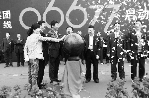 '></center><br />
　　新星宇集團常務副總經理鄒鰆瑩女士向儀式現場的領導、客戶以及各界朋友介紹了新星宇集團客服熱線96677功能與目的。同時還介紹了新星宇集團客服熱線96677的定位語“就順順利利”是取“96677”的發音而來，寓意新星宇集團對客戶的一種美好祝福，更表達了新星宇集團將以更優質的服務為廣大百姓打造和諧健康的人居生活的決心。<br />
　　新星宇集團是以地產開發、建筑施工為主導產業的股份制企業，是一家集物業服務、建材工業、住宅產業研究、投資管理、集團采購等諸多產業于一體的現代化集團式企業。新星宇集團始終堅持“做負責任的企業”，遵循“誠信、務實、高效、創新”的企業精神，為國內外眾多城市建設提供專業、高質的工程建設服務。<br />
　　新星宇集團客服熱線96677的啟動，標志著新星宇的服務體系進入了一個全新的時代，同時也說明了新星宇集團的發展思維與服務意識走到了現代企業發展的前沿，對地產企業的服務提供了一種新的發展模式。在服務制勝的今天，為新星宇的發展加了一個重重的砝碼。<p align=
