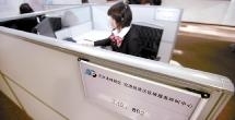 '></center><br />　　據介紹，保稅區呼叫中心作為管委會建立的公開電話綜合服務平臺，具有四項主要職能，包括為群眾提供7×24小時的咨詢解答，通過電話語音、傳真應答系統和人工坐席，對有關政策法規、城市指南、辦事指南等提供7×24小時熱線咨詢。受理市民的投訴、申請、建議和公眾關懷，實現24小時受理和回訪。通過該熱線，工商、稅務、外匯、社保等職能部門可以集合為一體，對投訴、咨詢問題跟蹤督促,并做好追蹤和反饋。此外，呼叫中心還設置了英語接待席，目前呼叫中心每天的接話量在100次左右，預計下月將達到200次，單日至少有一個咨詢電話來自境外或者外籍人士。<p align=