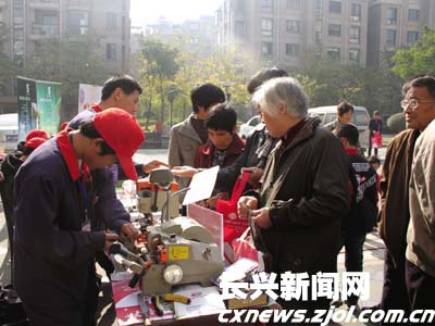 '></center><br />　　據了解，長興縣社會發展服務中心投資200萬元建立的電話（6518890）與網絡整合的呼叫平臺即將正式開通。它是一個專門為千家萬戶提供生活服務的公益平臺。<p align=