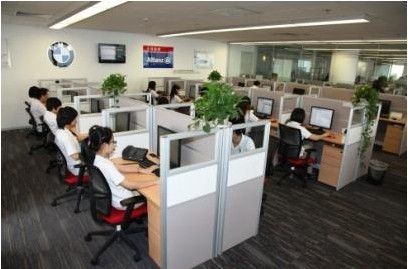 '></center></center>
　　專業團隊提供高效服務 
　　在安聯全球救援呼叫中心，BMW擁有一個42人的專屬服務團隊，包括2名負責人和40名客服人員。這40名客服人員里，有24人專門負責接聽車主電話、記錄車主相關事故情況和需求，另外16人則負責與經銷商或是拖車公司溝通。 
　　該呼叫中心能在全國1000多個城市提供救援服務，合作拖車供應商達到2800多家。他們總是爭取以最快的速度為車主解決問題，竭力將車主不愉快的旅途經歷轉化成愉悅的寶馬品牌服務體驗。 
　　根據安聯全球救援寶馬組負責人介紹，一般情況下，每天大約接到800個客戶來電，春節期間一天最高達到2000多個客戶來電。數據顯示，2011年專屬團隊成立以來，已經累計受理了約110,000多個案件，約260,000多個客戶來電，平均每月受理約20,000個客戶來電。 
　　記者在采訪時還看到，安聯全球救援寶馬專屬客服團隊所在的辦公區域裝置了信息顯示牌，即時顯示客戶撥進電話的狀態，如果信息顯示牌上方數值是100，下方數值為0，這就代表為零等待，客服人員能夠第一時間與客戶連通電話，為客戶提供幫助。此外，呼叫中心還能實現信息實時更新，比如寶馬新增的經銷商，都能實時地在呼叫中心系統中實時顯示，以便客服人員能提供到最近的經銷商提供救援服務。 
　　一個號碼 傳遞關愛 
　　無論是事故救援，還是道路救援，寶馬車主只需要記住同一個號碼：400-812-9999，專業的客服人員都能夠在第一時間為客戶提供一致、專業、完善的處理建議，包括指導報警、聯系救援服務等。 
　　秉承BMW全新售后服務戰略“關愛”理念，呼叫中心客服團隊會根據不同時間段靈活安排客服人員，比如在周一至周五早晚高峰期間相應增加客服人員坐席數，在春節等節假日期間安排客服人員值班，為車主假日出行提供保障。 
　　此外，針對寶馬組客服人員，不僅有為期3周的入職培訓，內容包含系統操作、客戶應對技巧，寶馬品牌文化等；寶馬還會定期安排專業人員進行培訓，如針對寶馬新車型的專門培訓；同時寶馬也會要求客服人員參與相關的寶馬內部培訓，使客服人員能第一時間了解寶馬針對客戶的新政策、流程和新服務，熟悉寶馬各個車型，并且在日常服務中傳承寶馬的品牌文化。<p align=